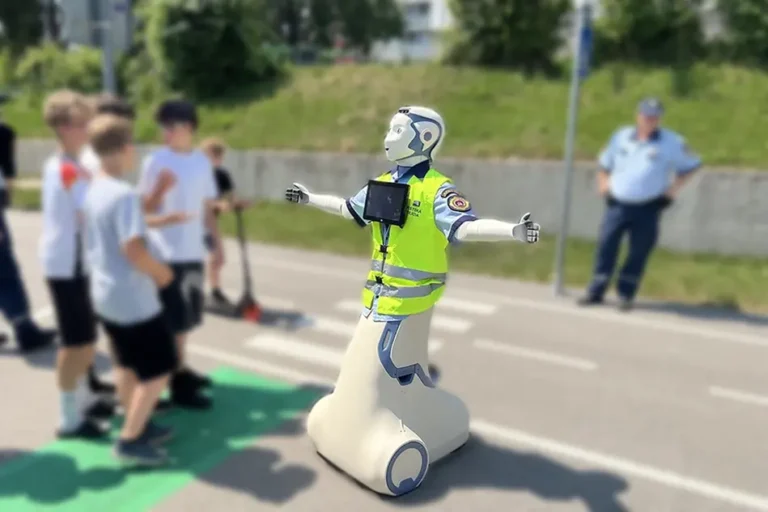 250624-traffic-robot-990x660