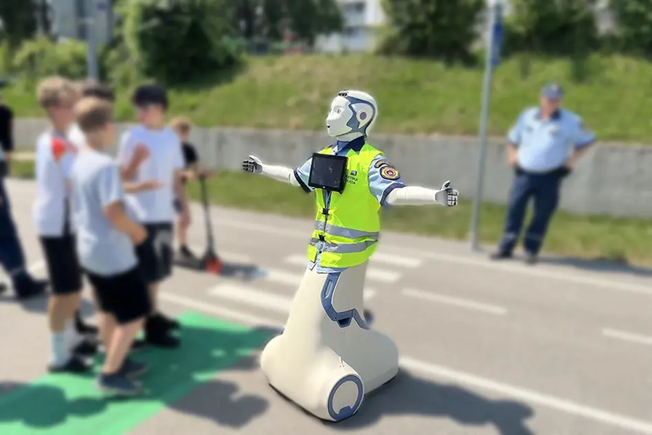 250624-traffic-robot-990x660