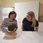 Scheffer-Krisztina-muzeum-Dr.-Dudas-Ibolyka-OKK-kezukben-az-egyiptomi-noi-mumifejjel-scaled-1-1536x1024