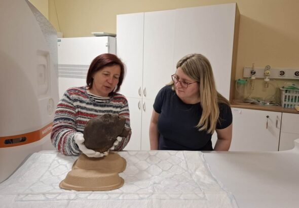 Scheffer-Krisztina-muzeum-Dr.-Dudas-Ibolyka-OKK-kezukben-az-egyiptomi-noi-mumifejjel-scaled-1-1536x1024