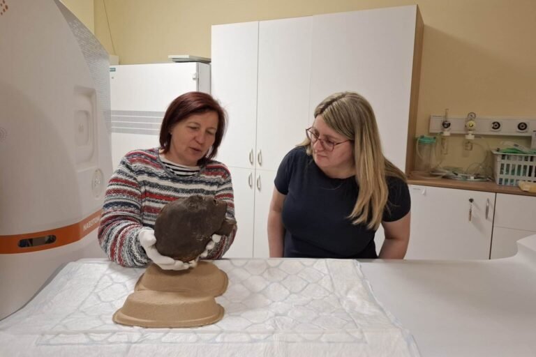 Scheffer-Krisztina-muzeum-Dr.-Dudas-Ibolyka-OKK-kezukben-az-egyiptomi-noi-mumifejjel-scaled-1-1536x1024